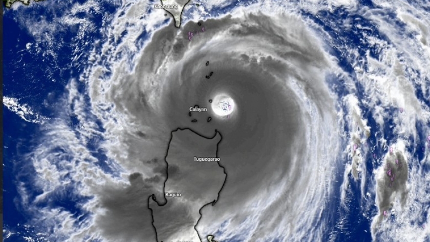 Siêu bão Ragasa áp sát, trường học chuyển sang học trực tuyến để đảm bảo an toàn